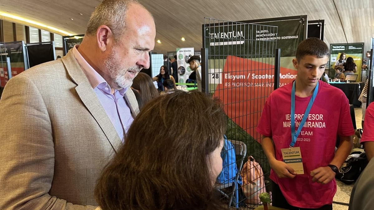 Enrique Arriaga durante su visita a Talentum Tenerife.