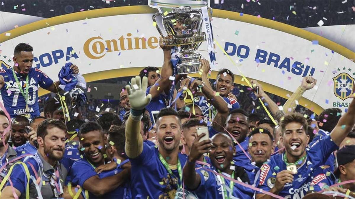 Jugadores de Cruzeiro celebran el título