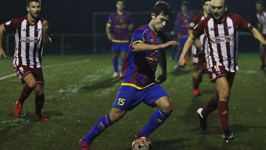 Manu Santos e Iván persiguen a un jugador del Pontellas. |  // ALBA VILLAR