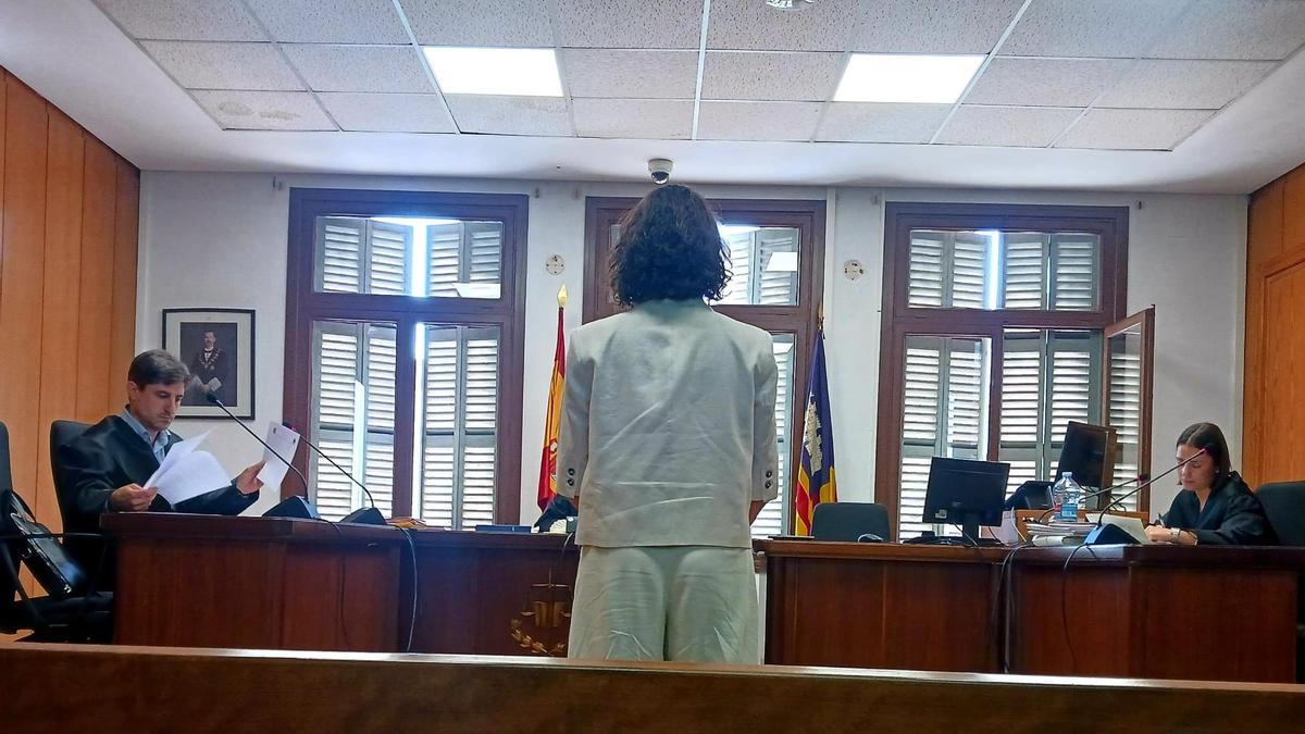 La vecina de Palma acusada de delito electoral, ayer en el juicio celebrado en la sede de Vía Alemania.