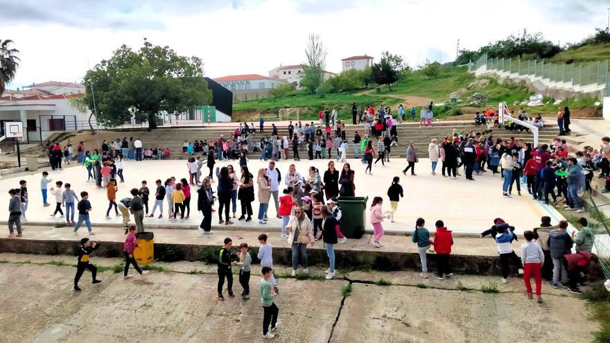 El colegio ‘El Llano’ de Monesterio cierra la Semana del Libro con la celebración del Día del Centro