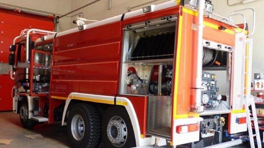 Dos intoxicados por inhalar humo en el incendio de una vivienda en Puerto del Carmen