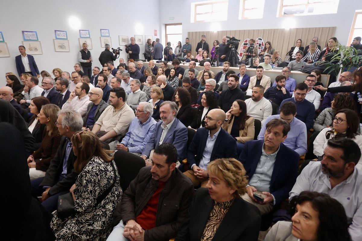 Alcaldes y alcaldesas asistentes a la reunión con el ministro en la Mancomunitat.