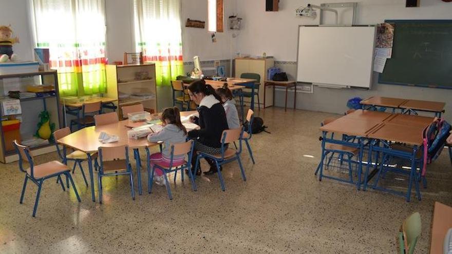 Una profesora y dos alumnas del Colegio Público Rural Agrupado Alto General.