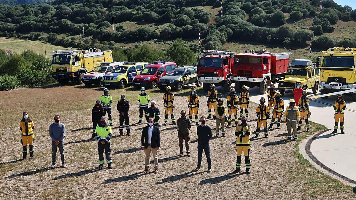 Algunos de los operarios junto al conseller de Medio Ambiente, Miquel Mir.