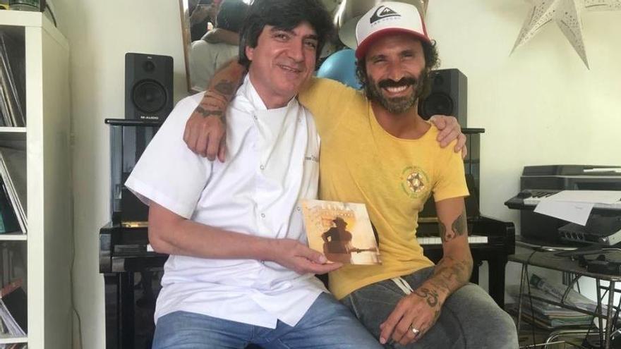 Leiva junto al chef Juan Manuel de la Cruz.