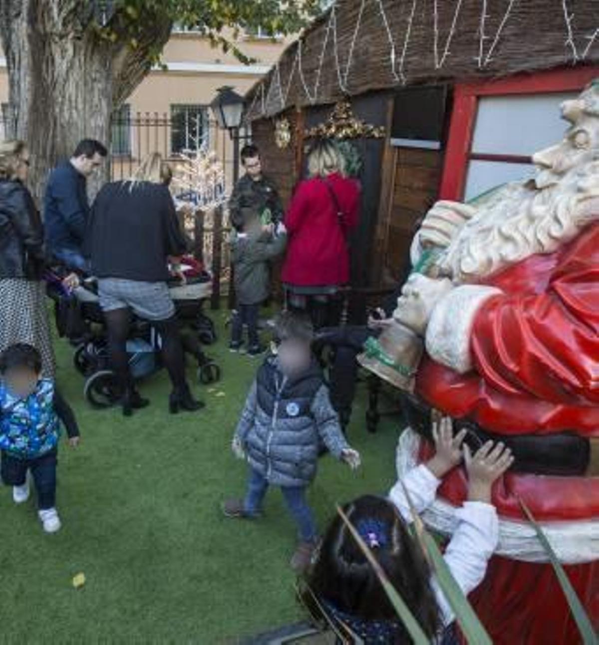 Peleas por los turnos y sin dispensador de tickets para ver a Santa Claus