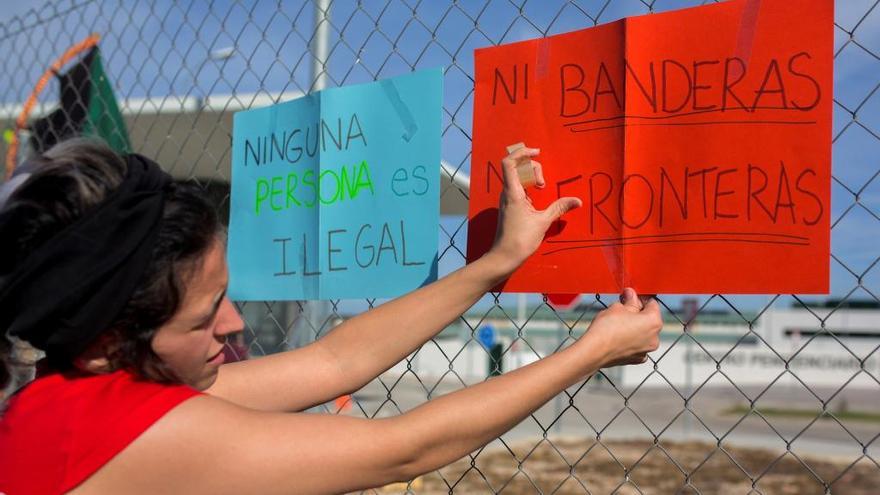 Cerca de medio centenar de personas se han concentrado hoy a las puertas de la cárcel de Archidona