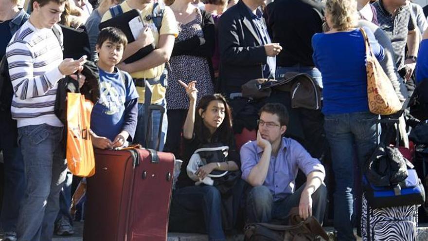 Pasajeros esperan mientras el aeropuerto continúa cerrado tras un aterrizaje de emergencia.