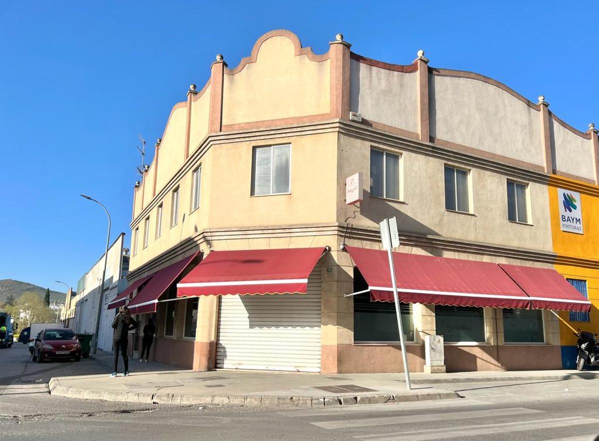 Bar La Molina, uno d elos establecimientos de Lucena que ha sufrido el alunizaje.