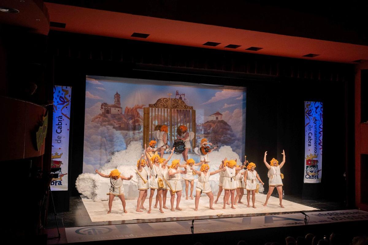 Chirigota egabrense Tenéis el Cielo Ganao, que fue la ganadora, durante su actuación en el concurso.