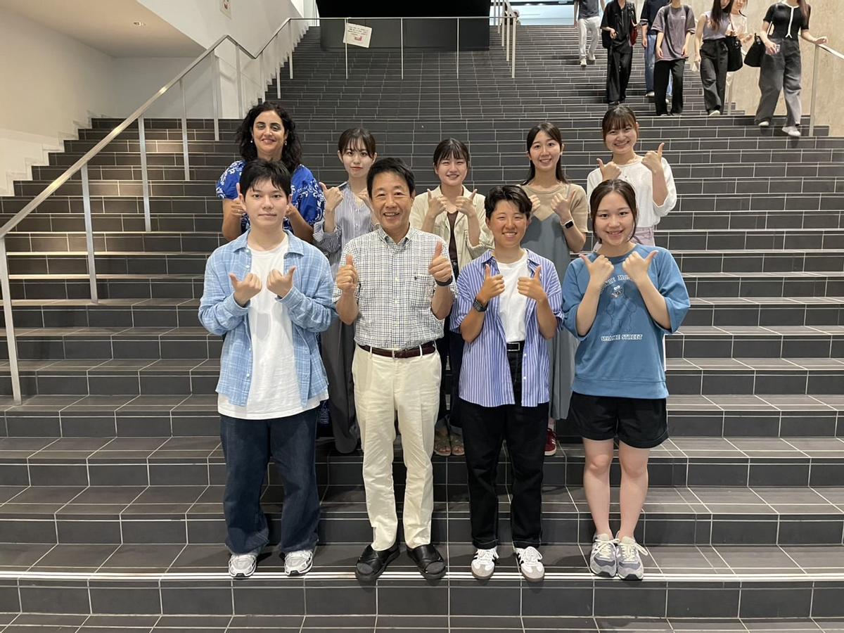 La profesora alicantina, con compañeros de la Universidad Waseda durante su estancia en Tokio