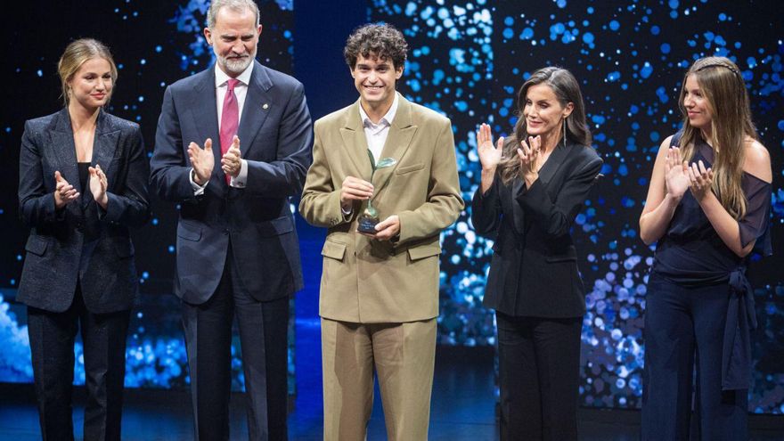 Manuel Bouzas Barcala, con su premio Princesa de Girona, rodeado de la familia real. | L. Sopena/EP