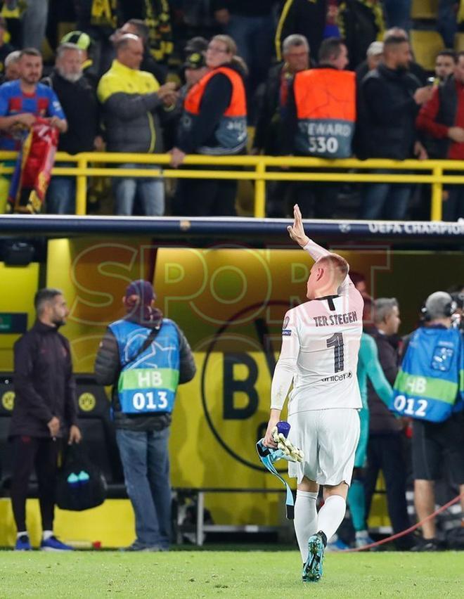 Marc Andre Ter Stegen saluda a afición tras el partido entre el Borussia Dortmund y el FC Barcelona de Liga de Campeones y disputado en el Signal Iduna Park en Dortmund.