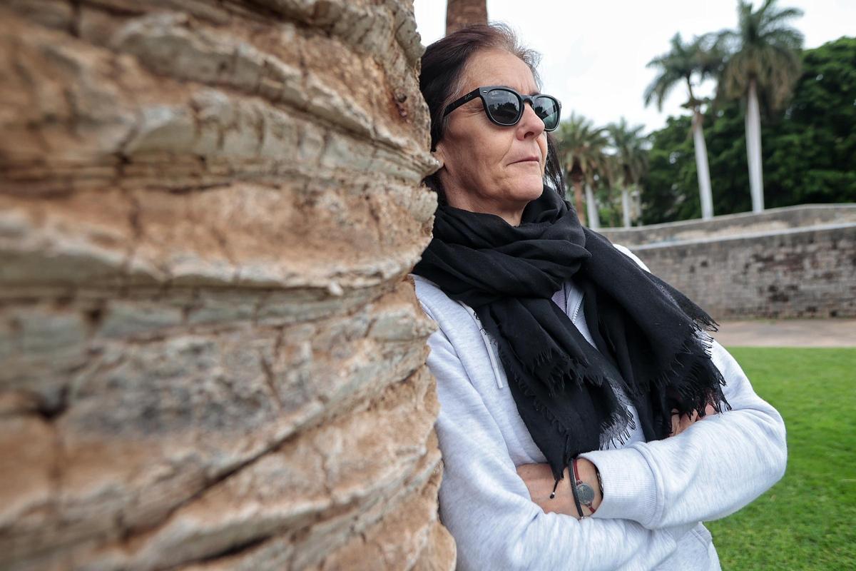 Arantza Pérez, portavoz de la Plataforma de Afectados por la Santería (Afesan), en un parque de Santa Cruz de Tenerife.