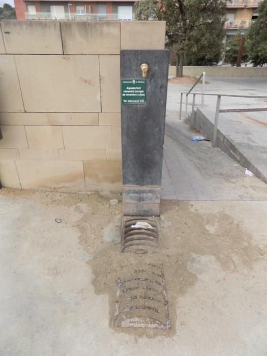 Brutícia al parc infantil de la plaça de la Reform