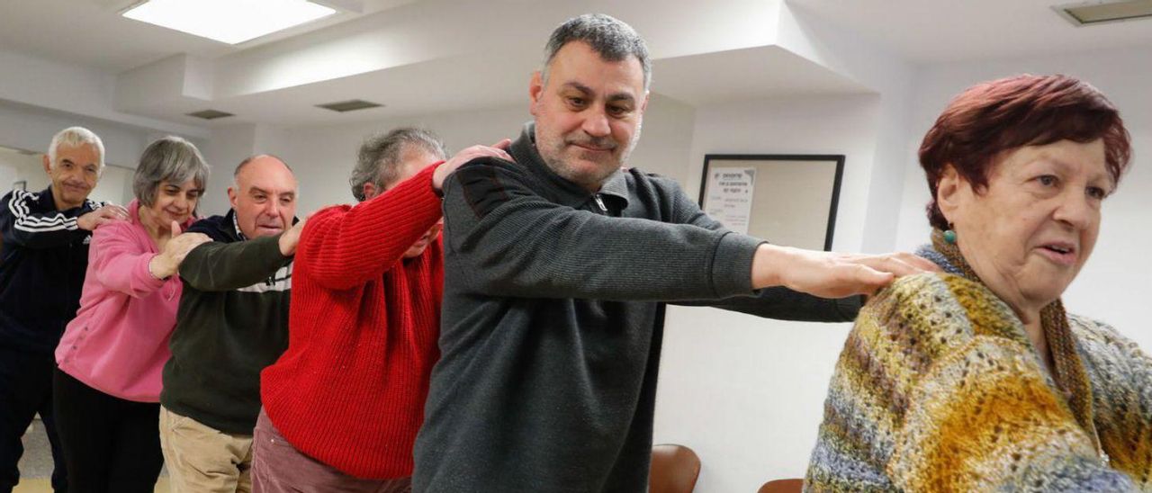 Usuarios del centro de mayores de Las Meanas y personas con discapacidad intelectual de la Asociación Rey Pelayo, ayer, en la sesión de juegos populares. | Mara Villamuza