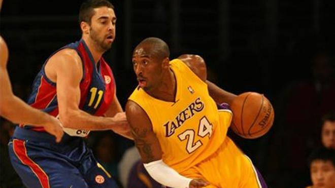 Kobe Bryant durante el partido que disputaron los Lakers contra el Barça en el Palau Sant Jordi en 2008