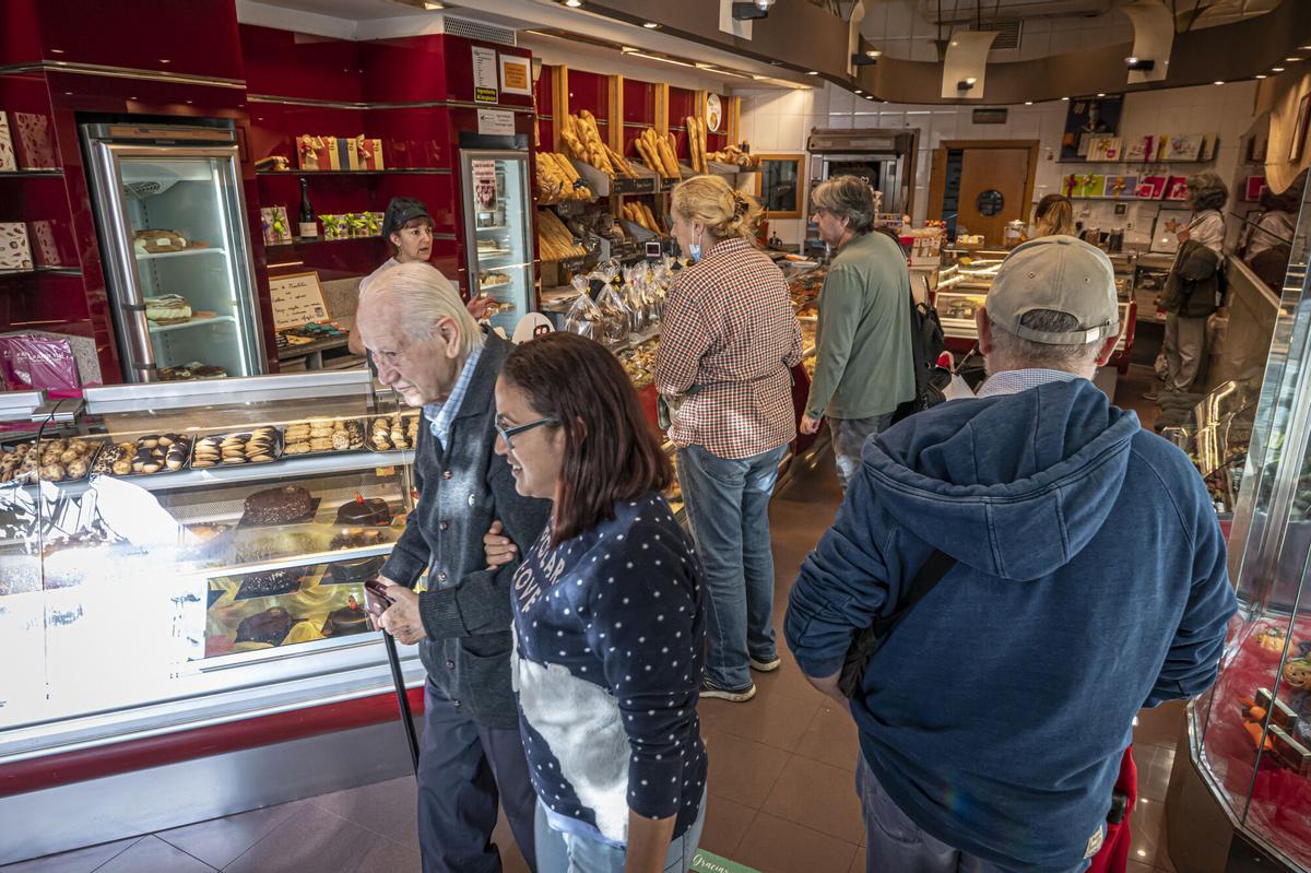 Clientes en una panadería en el barrio de Sant Andreu de Barcelona.