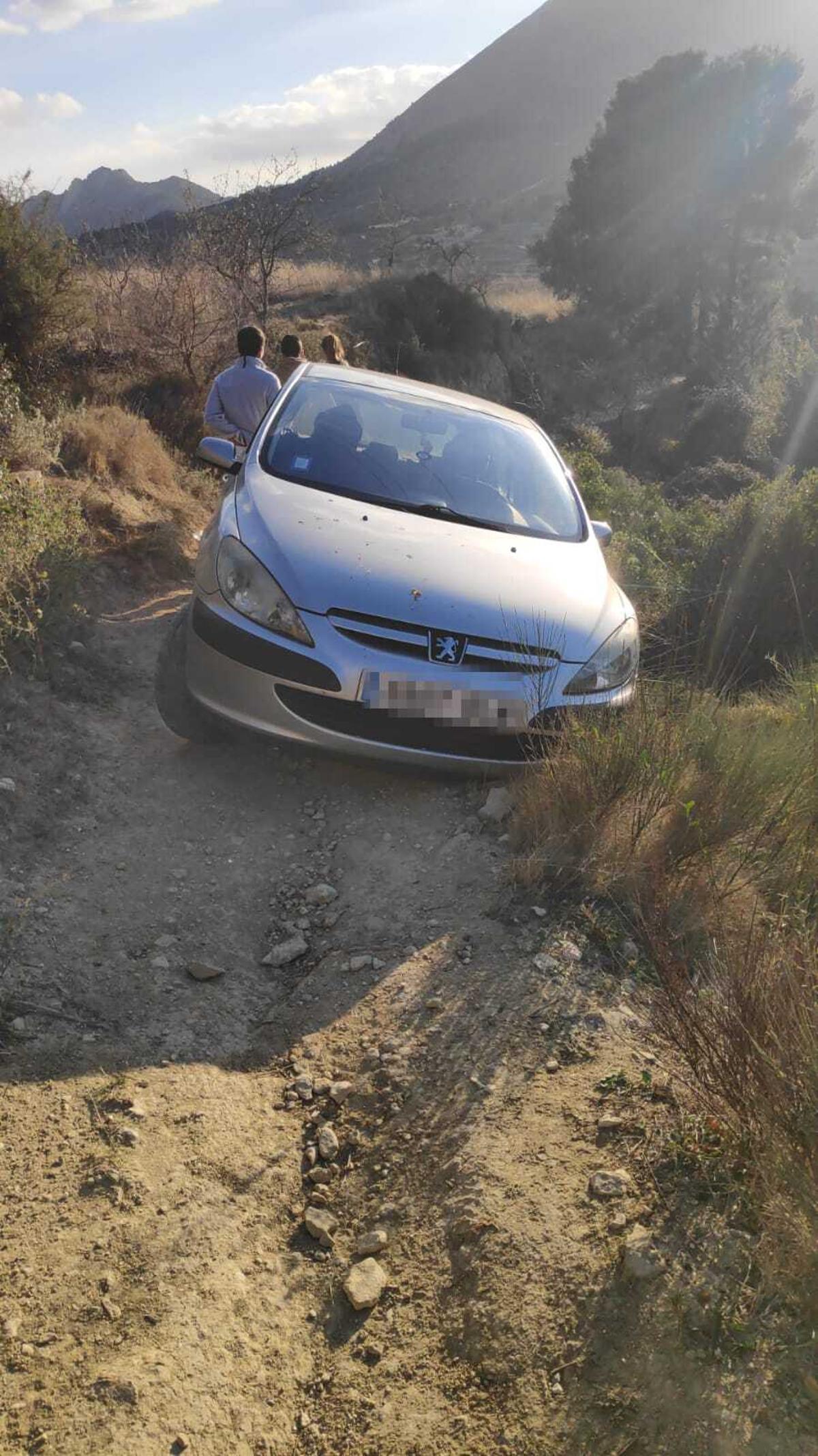 El Peugeot atrapado en la senda