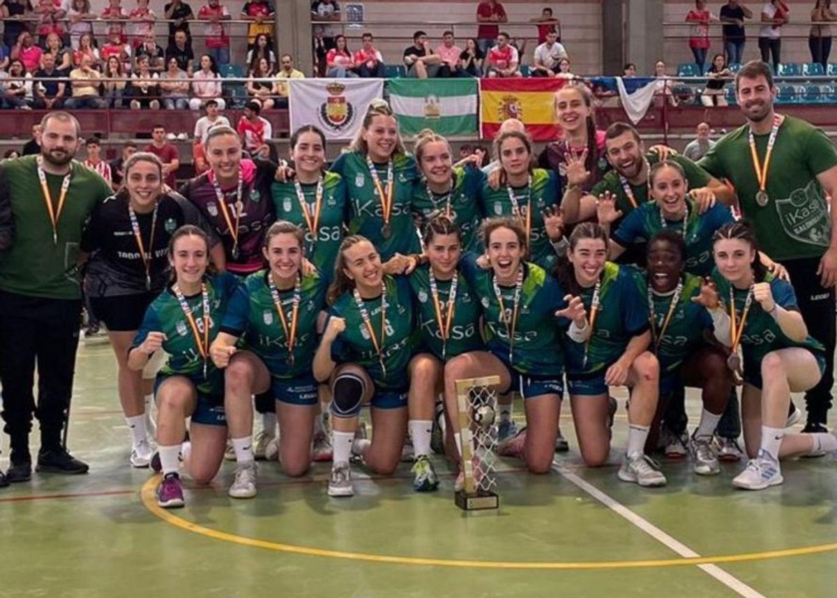 Seijas (centro) tras conseguir el ascenso con el iKasa Boadilla.