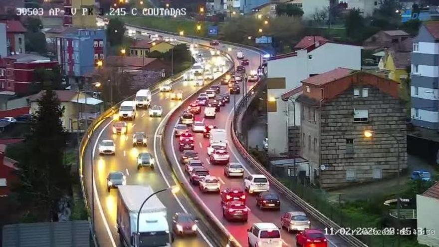 Un accidente complica el tráfico de salida de Vigo por la AP-9V