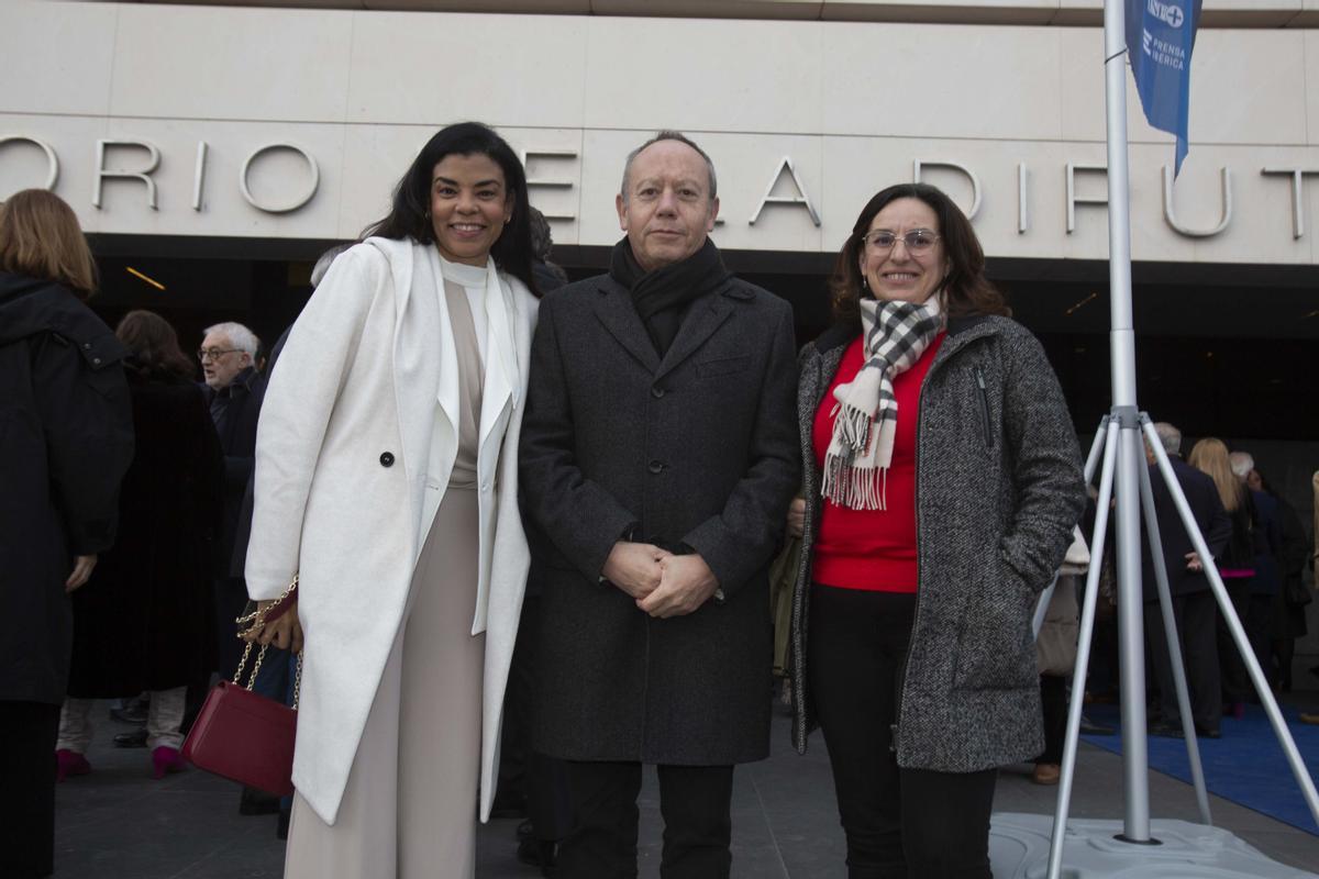 La secretaria general de UGT en l’Alacantí-la Marina, Yaissel Sánchez, junto con el responsable autonómico del sindicato, Ismael Sáez; y la secretaria de Organización de CC OO en l’Alacantí i les Marines, Eva Calleja, momentos antes del evento del jueves.