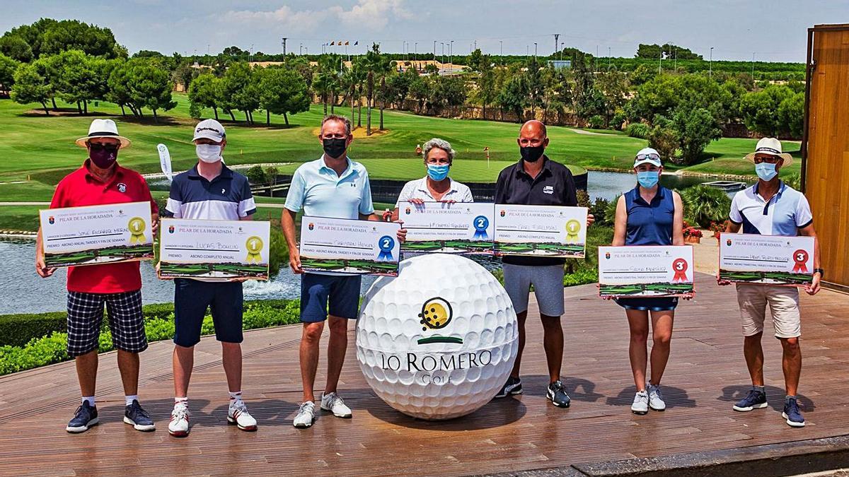 Los ganadores del trofeo posan con sus premios. | L.O.