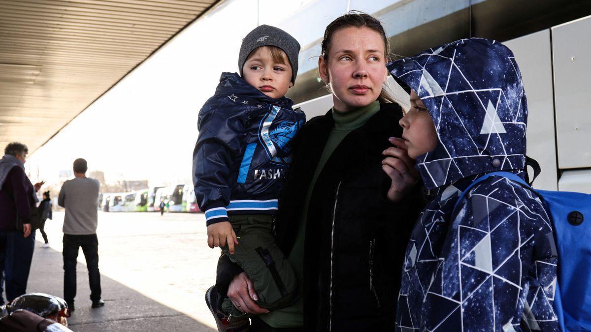 Una familia ucraniana huye de la guerra.