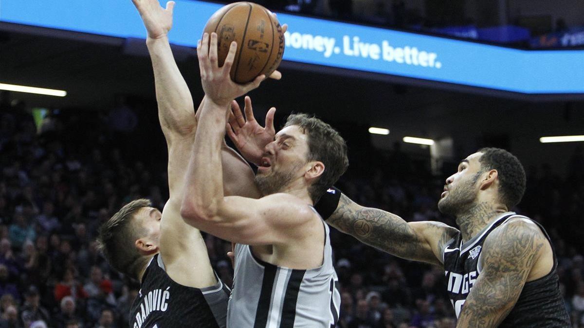 Pau Gasol trata de anotar ante Bogdanovic y Cauley-Stein.