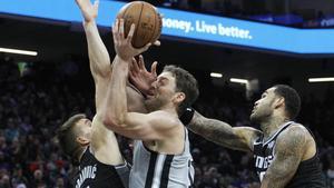 zentauroepp41406919 san antonio spurs center pau gasol  16  attempts to shoot be171224113228