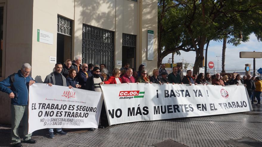 Imagen de la concentración de UGT y CCOO por el primer fallecido en accidente laboral de 2024 en la provincia