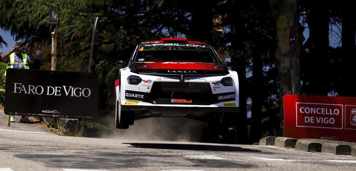 Diego Ruiloba y Ángel Vela, saltan con su Lancia Ypsilon HF en un cambio de rasante durante uno de los tramos. | FDV