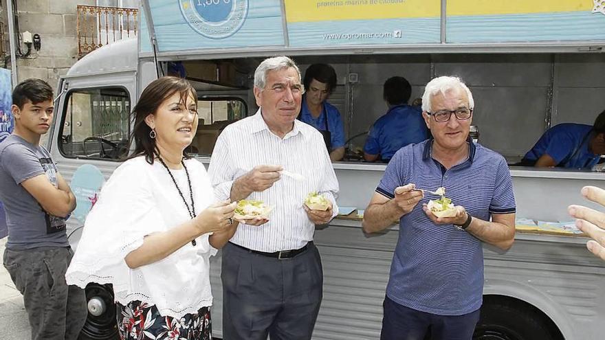 Opromar abrió un &quot;food truck&quot; de degustación ante la plaza de abastos de Marín. // Santos Álvarez