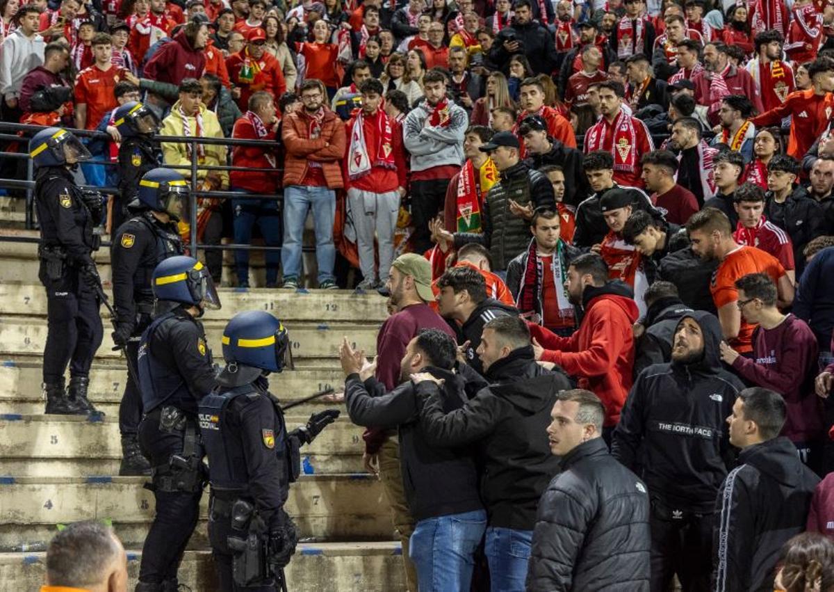 Los aficionados del Real Murcia se encaran con la policía