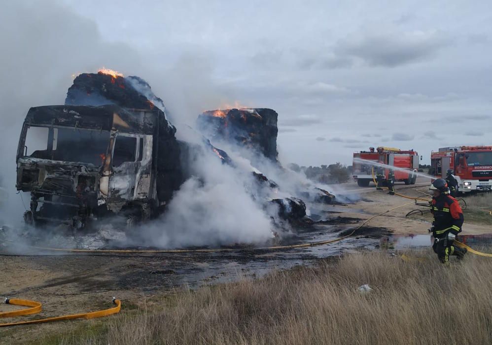 Las imágenes del incendio de un camión en N-122, a la altura de Muelas del Pan