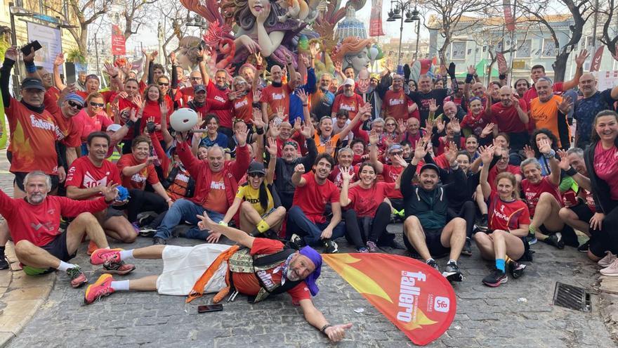 El grupo de corredores tomó las calles de Valencia y disfrutó de una de las salidas más esperadas y divertidas del año que partió como ya es tradición, desde la Plaza del Doctor Collado. | WWW.CARRERASPOPULARES.COM