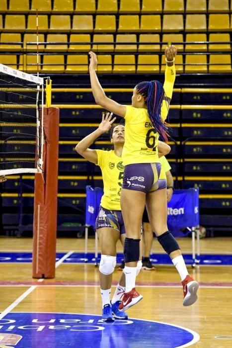 25-02-20 DEPORTES. CENTRO INSULAR DE LOS DEPORTES. LAS PALMAS DE GRAN CANARIA. Entrenamiento y foto de grupo del equipo femenino de volleyball IBSA 7 Palmas.    Fotos: Juan Castro.  | 25/02/2020 | Fotógrafo: Juan Carlos Castro