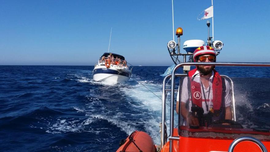 Rescatan a 5 personas de un barco a la deriva en Dénia