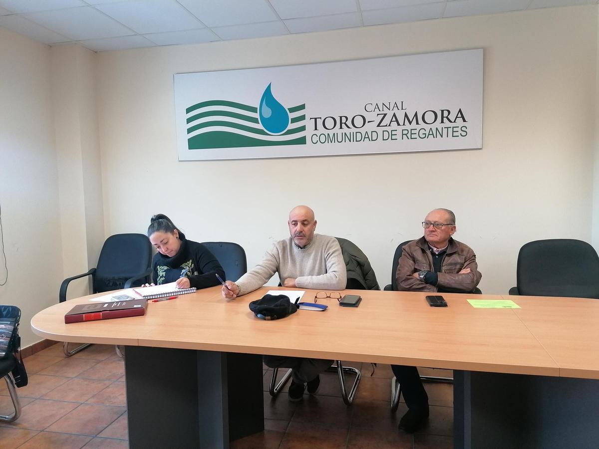 Ballesteros, en el centro, se dirige a los regantes presentes en la asamblea.