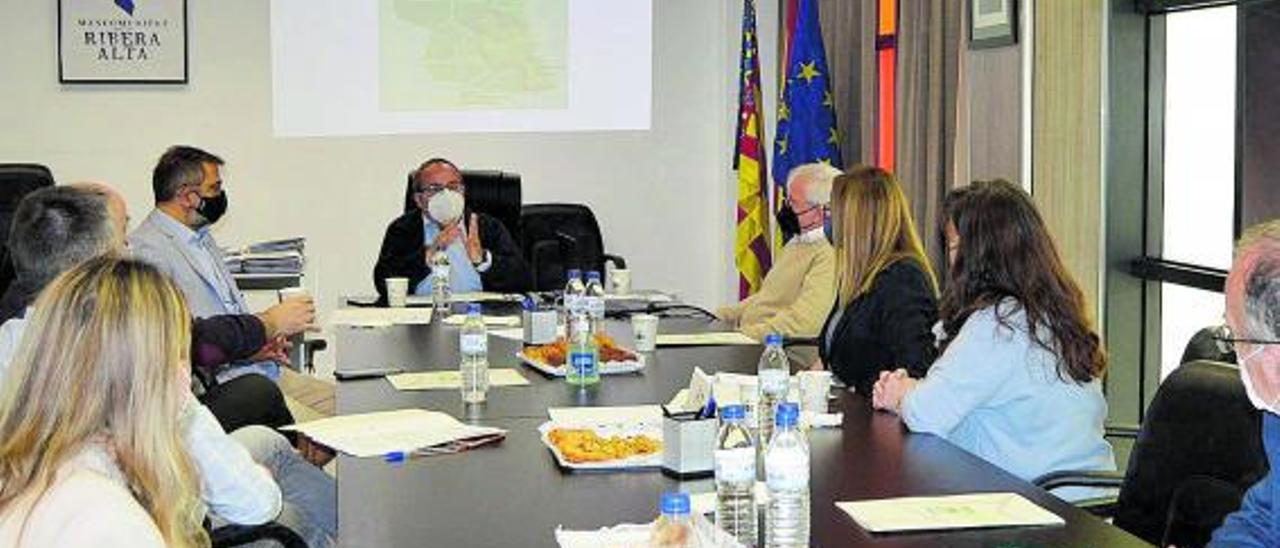 Los representantes de las tres mancomunidades, ayer, en Alzira. | LEVANTE-EMV