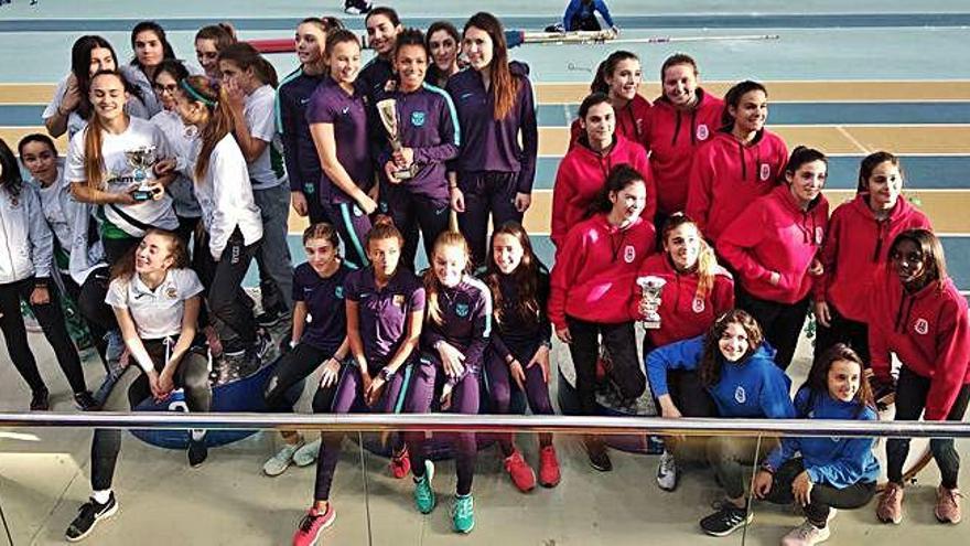 El combinat femení de l&#039;Avinent Manresa sub-20, al tercer esglaó del podi (dreta)