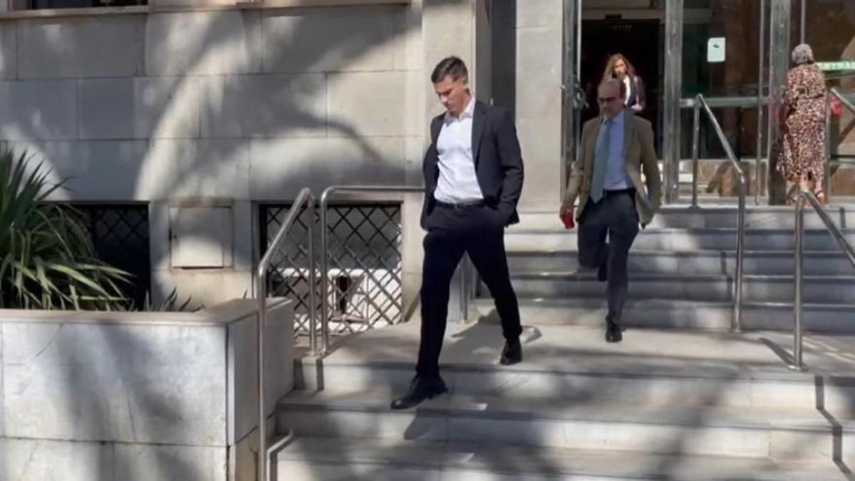 Santi MIna sale de la Audiencia de Almería tras comparecer ante el tribunal.