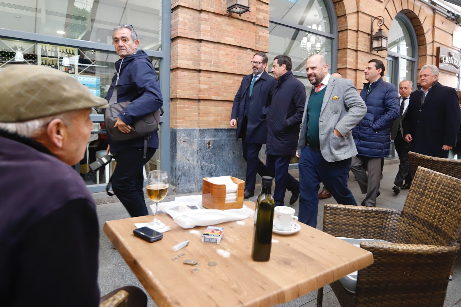 El presidente andaluz visita a los comerciantes del centro