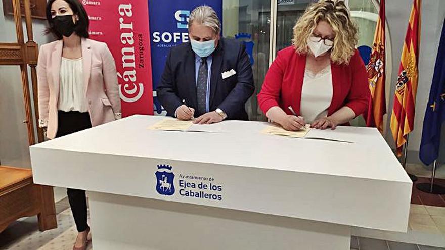 Manuel Teruel y Raquel Sauras, en la firma. |       