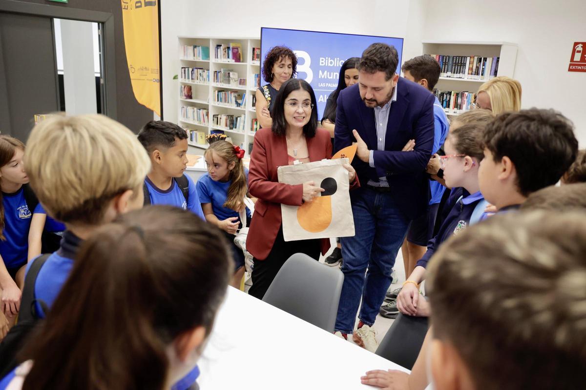 La alcaldesa, Carolina Darias, durante la inauguración de la Biblioteca Alexis Ravelo