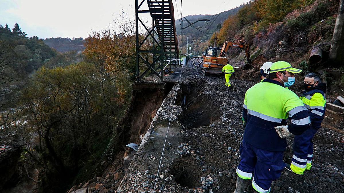 Trabajos en la vía en Frieira, donde ayer se produjo el desprendimiento de tierras.  |  // ANXO GUTIÉRREZ