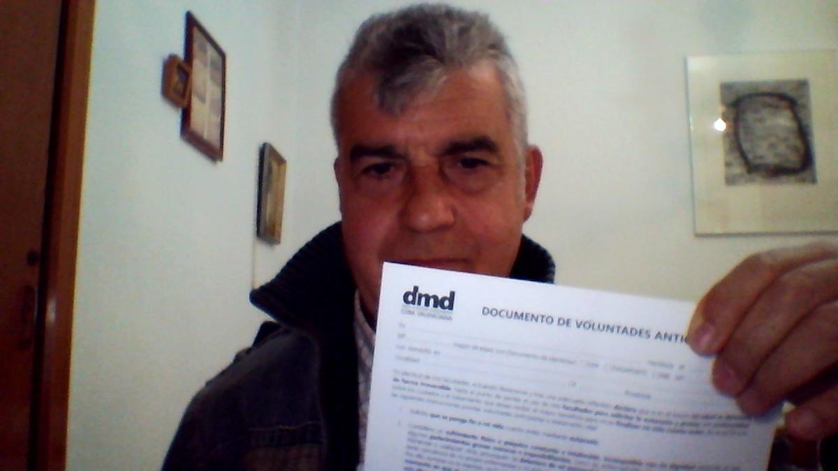 Joan Carles Usó , con su documento de voluntades anticipadas.