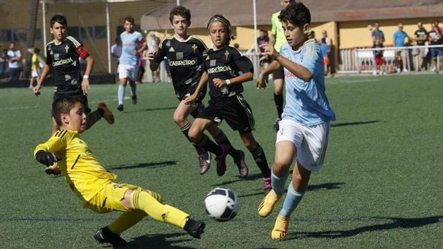 Imagen del duelo entre los dos equipos del Celta en la categoría sub12. // RICARDO GROBAS