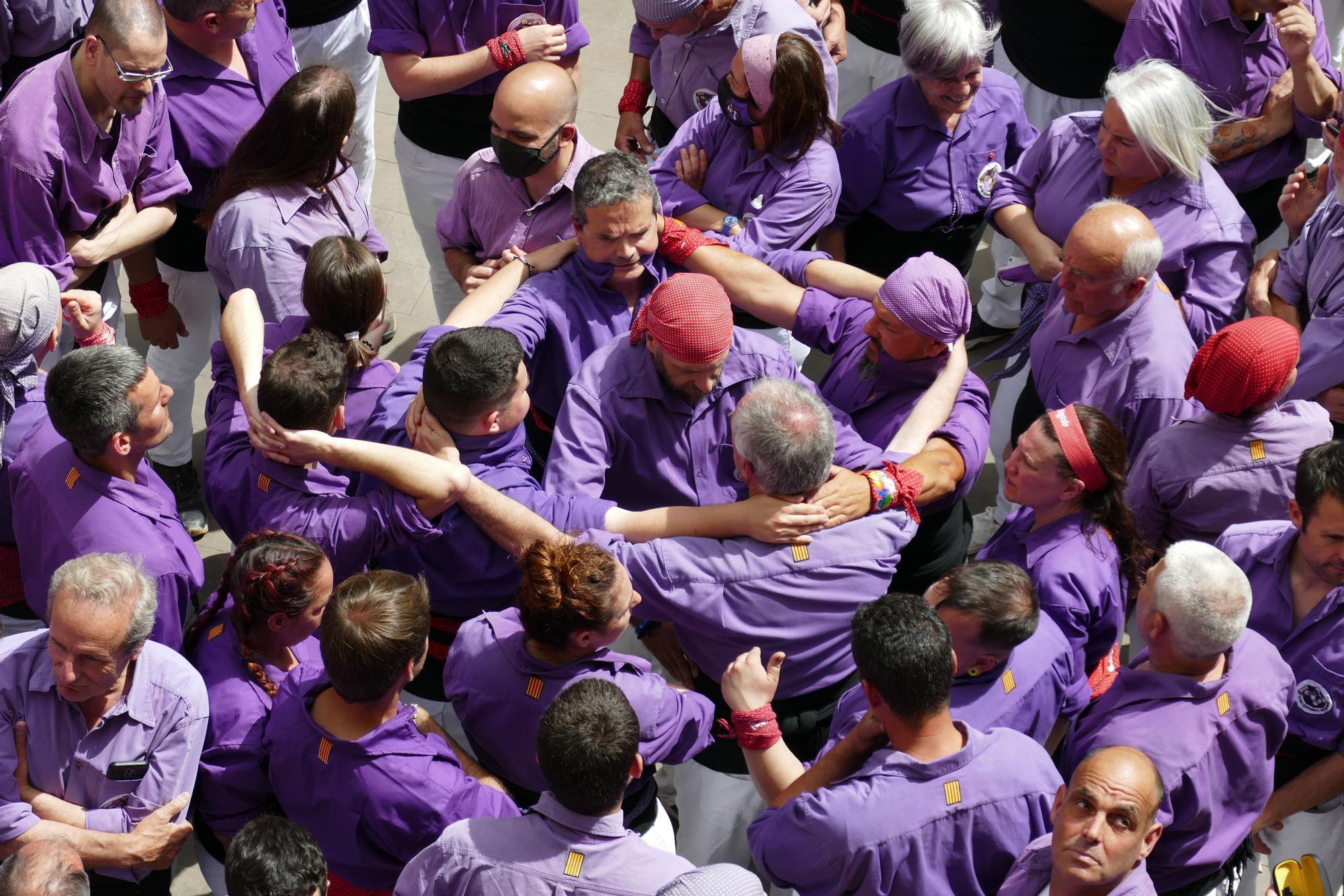 La plaça es tenyeix de colors amb la Diada Castellera de Santa Creu